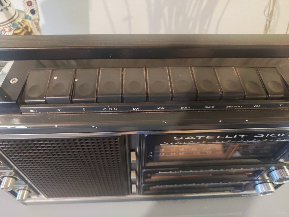 Grundig - Satellite 2100 世界广播电台 #2.1