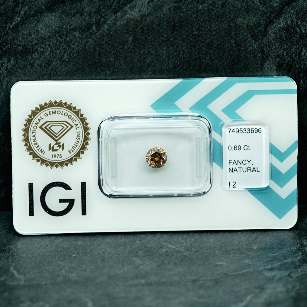没有保留价 - 1 pcs 钻石  (天然色彩的)  - 0.69 ct - 圆形 - Fancy 稍帶棕色的 黄色 - I2 内含二级 - 国际宝石研究院（IGI） - 香槟色 #1.0