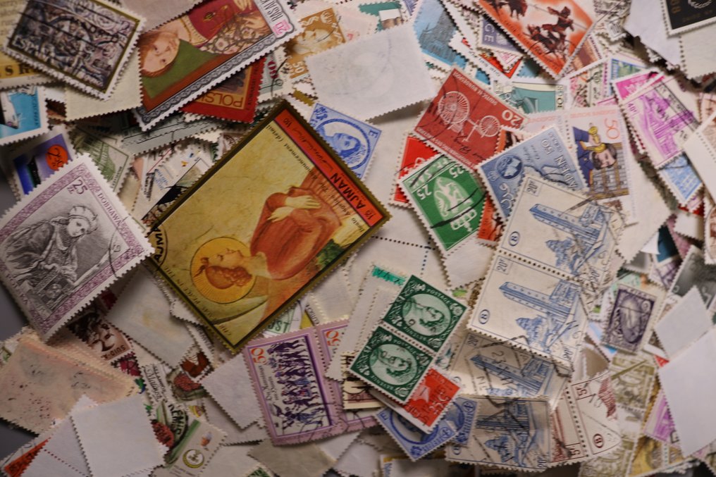 世界 1900/2005 - 大约有20到25千枚邮票的批次，装在盒子里。 #3.2