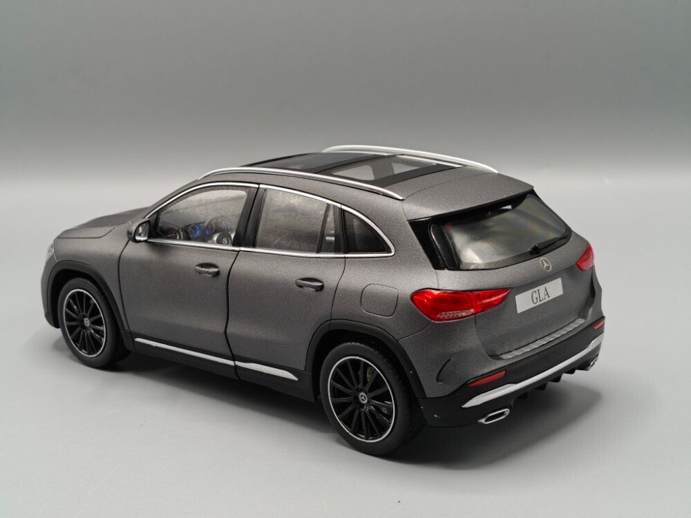 Z-Models Dealer Edition 1:18 - Model car - Mercedes-Benz GLA (H247) 2020 - Stylish. Dynamic. Premium. #1.0