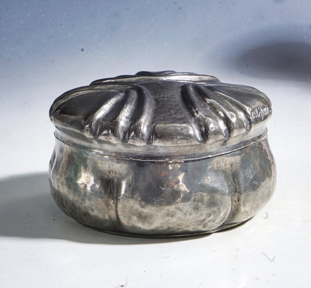 A.E. Chanal (Alice Holbach & Eugène Chanal) - Box - Handcrafted sculptural Art Nouveau snuff box, circa 1905–1915 • France • signed - Tin #1.0