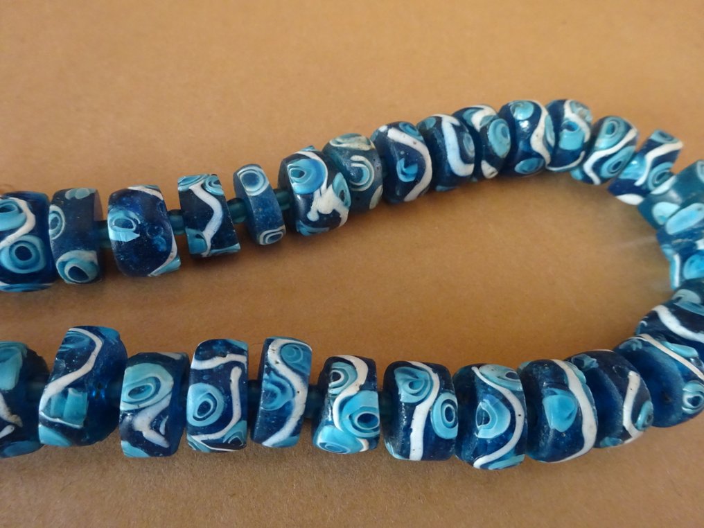 46 db Murano lapos szemgyöngyökből álló nyaklánc, körülbelül 1920-as évekből, Ghánából. #4.3