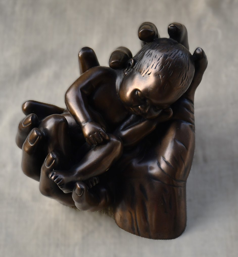 Oliver Tupton - 雕塑, "In Loving Hands" - 13 cm - Cold cast bronze #1.0