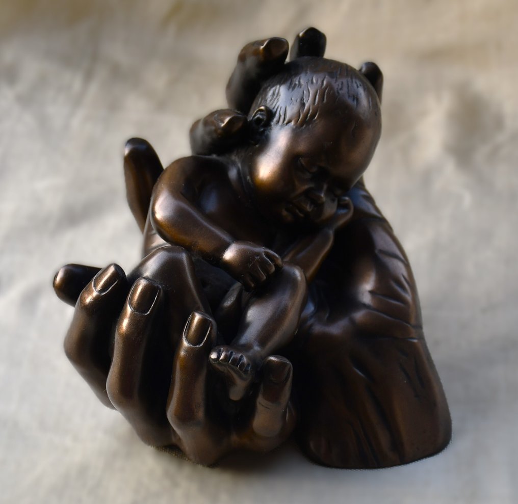 Oliver Tupton - 雕塑, "In Loving Hands" - 13 cm - Cold cast bronze #2.1