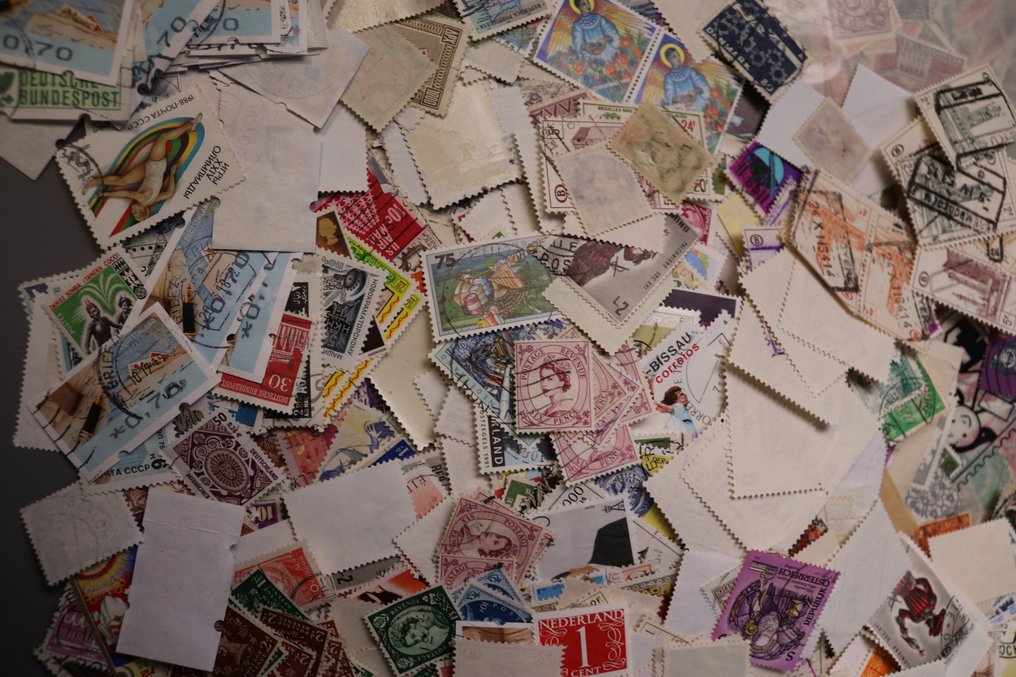 世界 1900/2005 - 大约有20到25千枚邮票的批次，装在盒子里。 #2.1