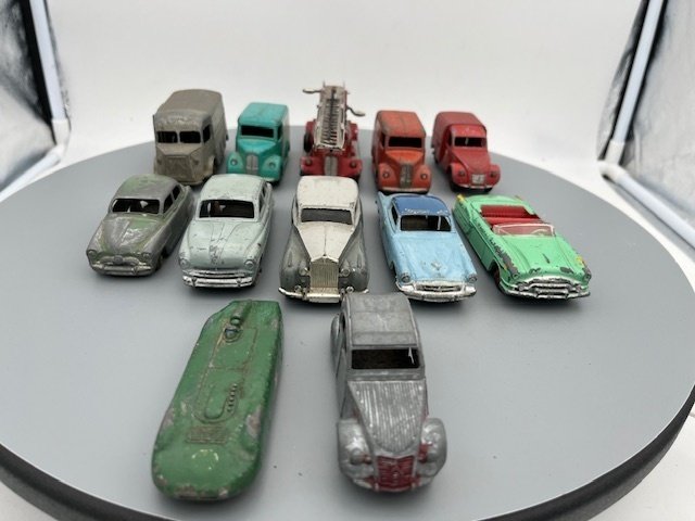 Dinky Toys, Meccano 1:43 - Model car  (12) - Ensemble de modèles Dinky Toys variés incluant Rolls-Royce Silver Wraith, Ford Vedette, Studebaker #1.0
