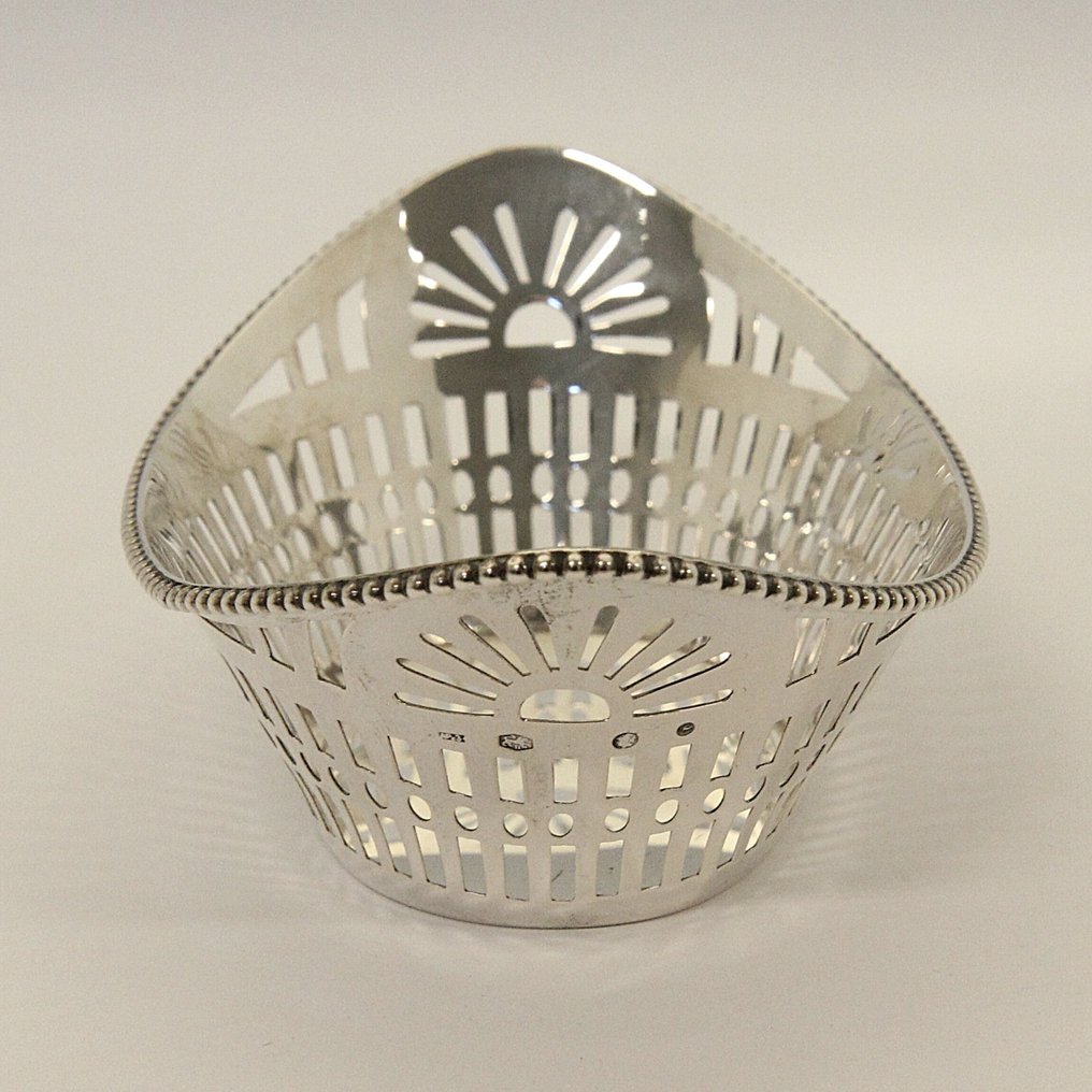 Ajour gezaagde bonbonmand - HANDWERK - Presburg Haarlem - Cestino per le caramelle - Modello di barca con bordo di perle. - .835 argento - Interamente in argento #2.1