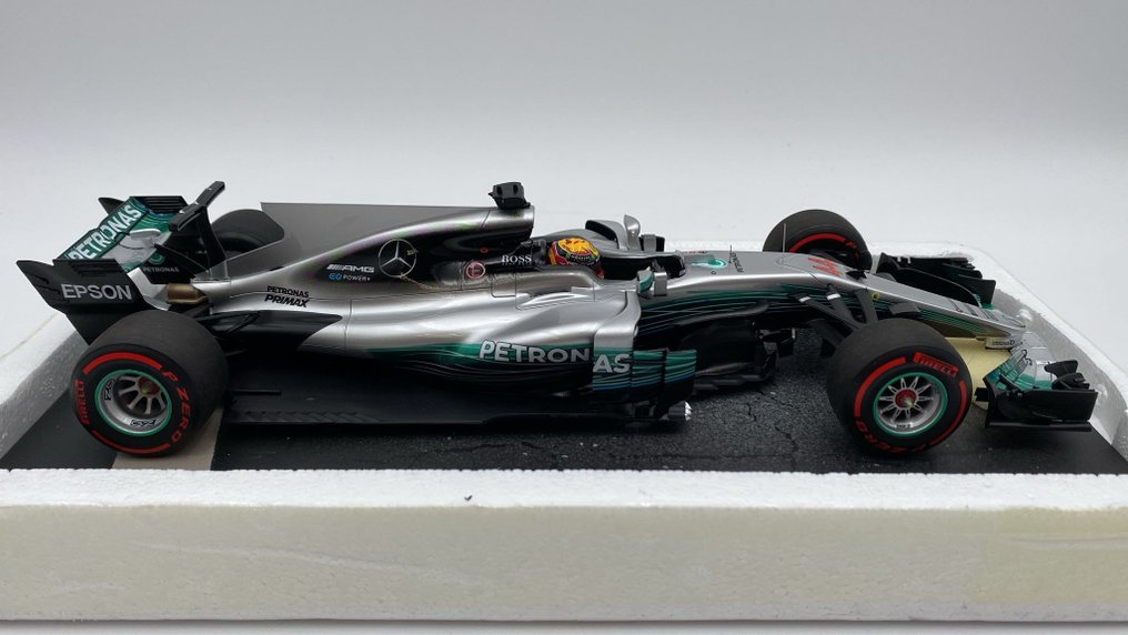 Minichamps 1:18 - Modellauto - Mercedes-AMG Petronas Motorsport F1 W08 Hamilton Russian GP 2017 - (cod.A17) #2.1