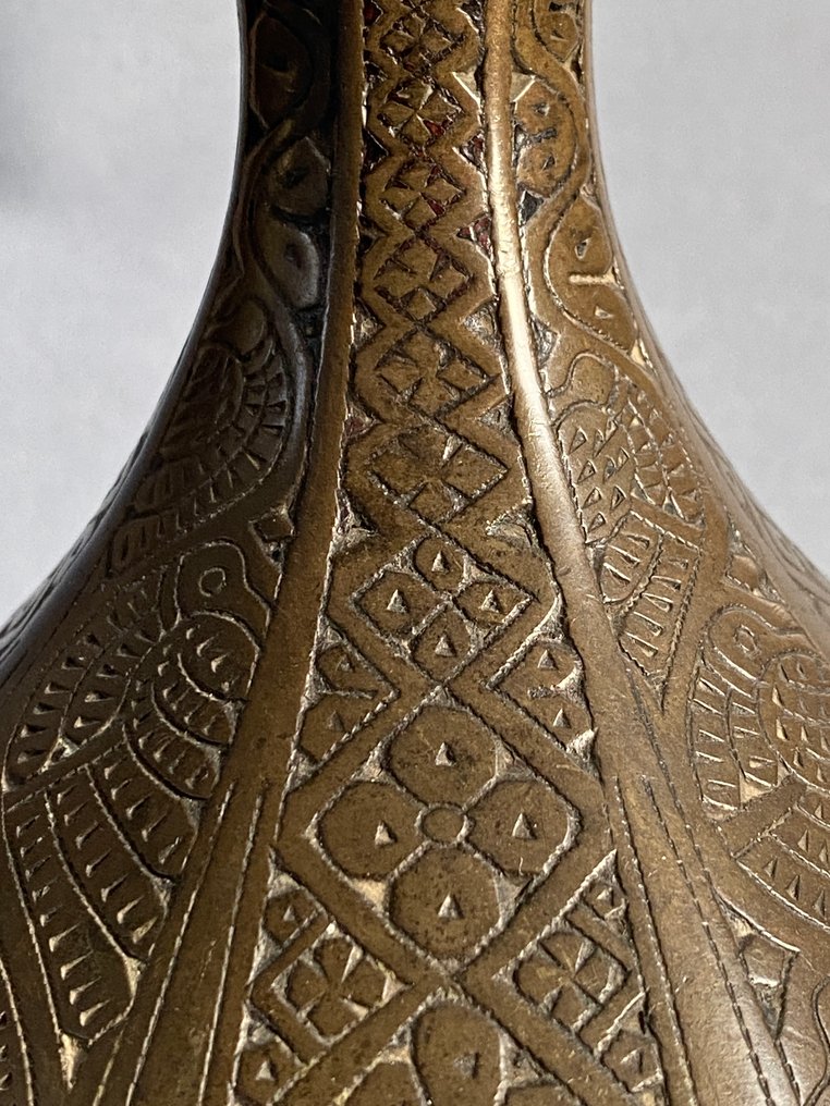 Σαράχι, κομψό μπουκάλι κρασιού κατασκευασμένο με επεξεργασία σε φούρνο από χαλκό σε κερί με απώλεια. - Μπρούντζος - Ινδία - Mughal Empire (1526-1857) #2.1