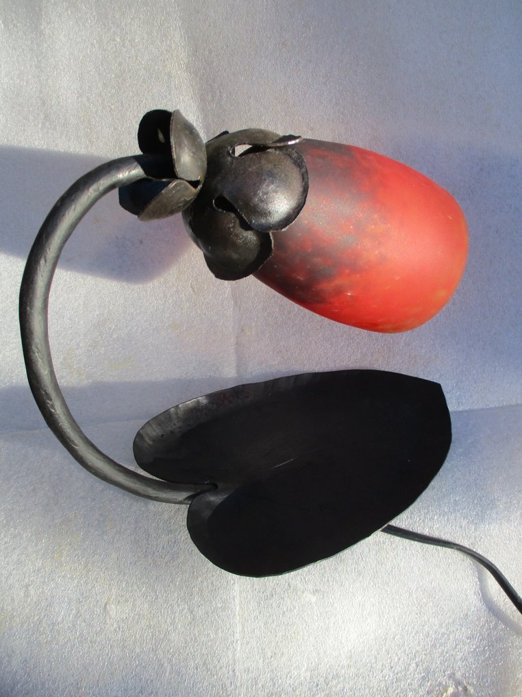 Attribué à Schneider. - 燈 - 新艺术运动。陶瓷玻璃，大理石。签名于1910年的铁艺脚。 #1.0