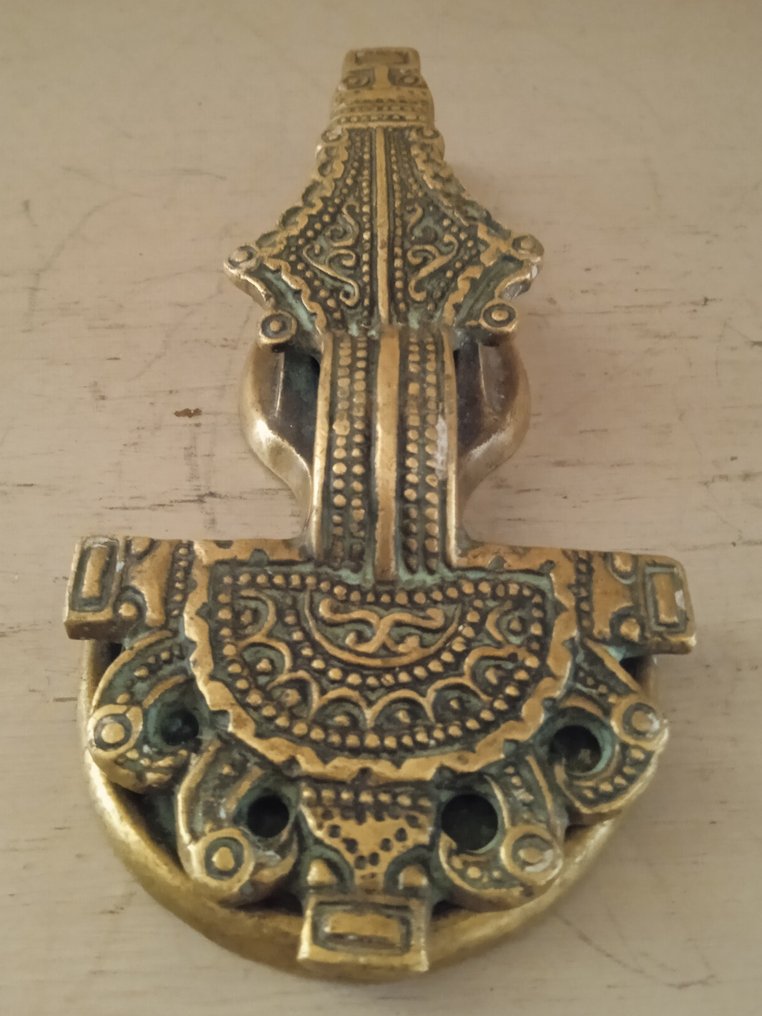 Max Le Verrier (1891-1973) - 浮雕, Pince à Courrier Fibule Mérovingienne Réf : 221 - 14.5 cm - 铜绿青铜 #3.2