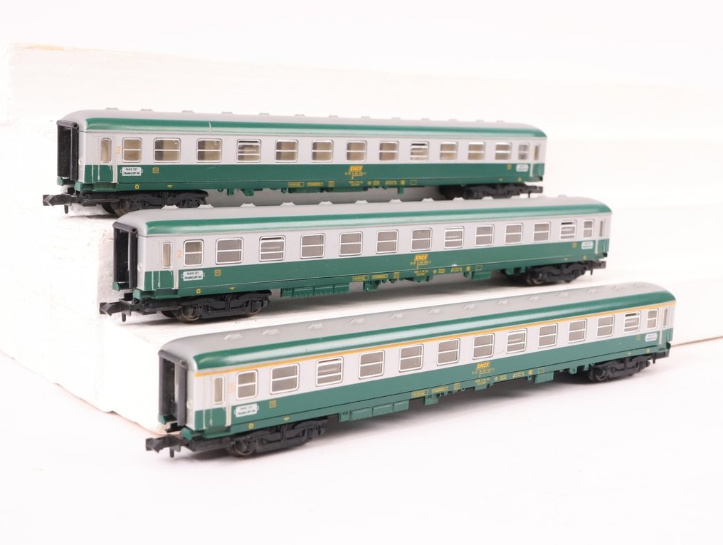 Fleischmann N轨 - 模型火车客运车厢 (3) - 三节客车车厢，一等和二等 - SNCF #1.0
