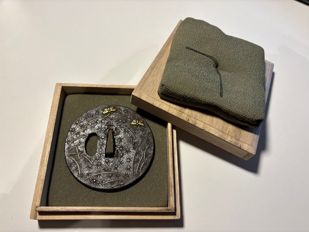 平安城铁炮武士蝴蝶黄铜镶嵌刀剑配件，江户铁制，附盒 - 鐵（鍛鍊） - 日本 #1.0