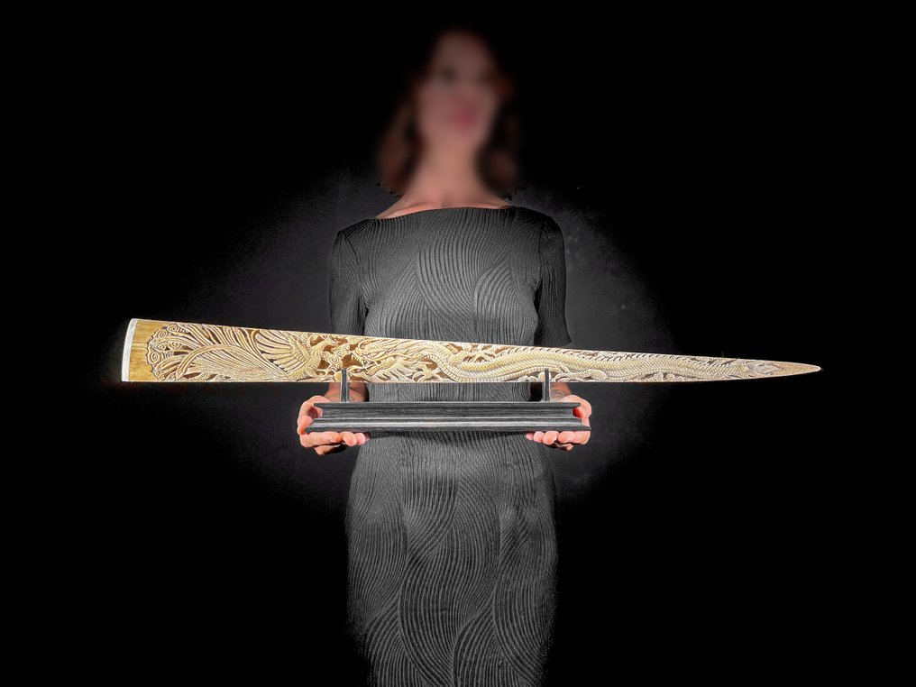 ΧΩΡΙΣ ΕΥΡΩ-ΑΞΙΑ Προσεκτικά σκαλισμένο, παλιωμένο ρύγχος ξιφία - Μοτίβο Δράκου και Φοίνικα - Ρύγχος - Xiphias Gladius - 13 cm - 84 cm - 6 cm- Είδη που δεν ανήκουν στο CITES #1.0