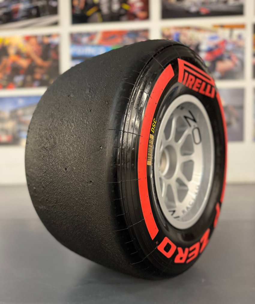 Tyre complete on wheel - Pirelli - O.Z - Formule 1 **** NO RESERVE **** #2.1