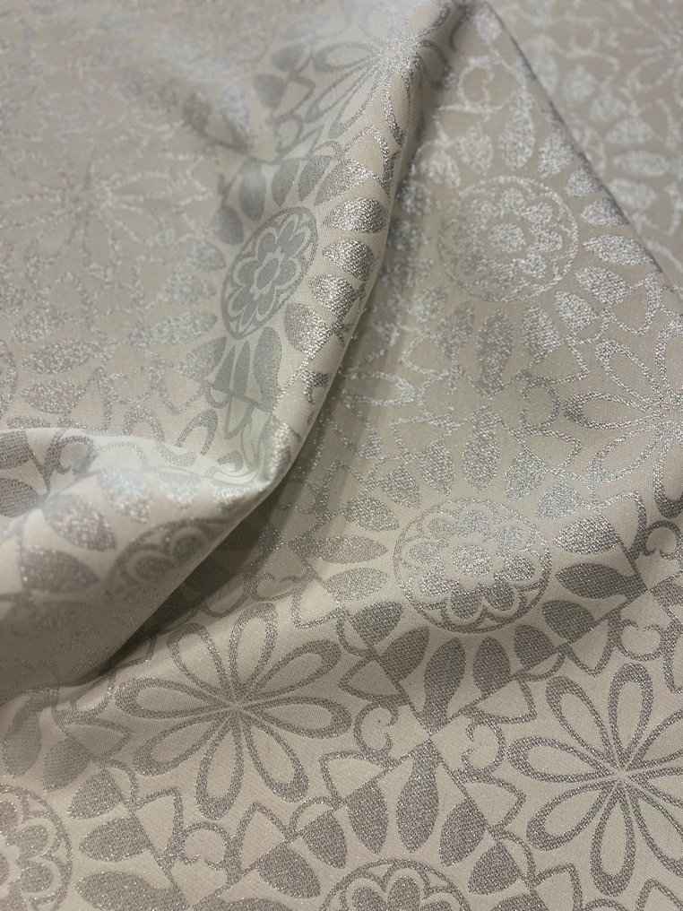 Fantastisk juleduk for store bordsettinger. Sølvfarget blomsterdekor. - Duk - 240 cm - 140 cm #3.2