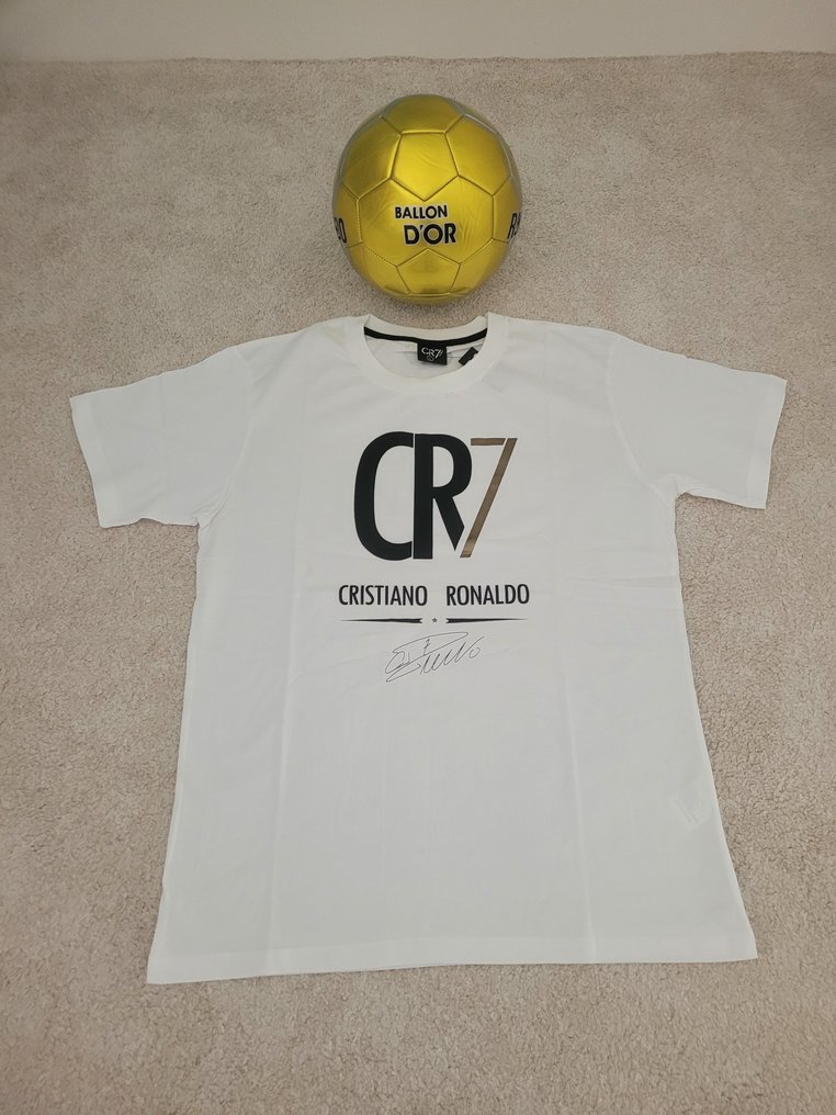 Cristiano Ronaldo。CR7博物馆T恤 + 金球奖。  #2.1