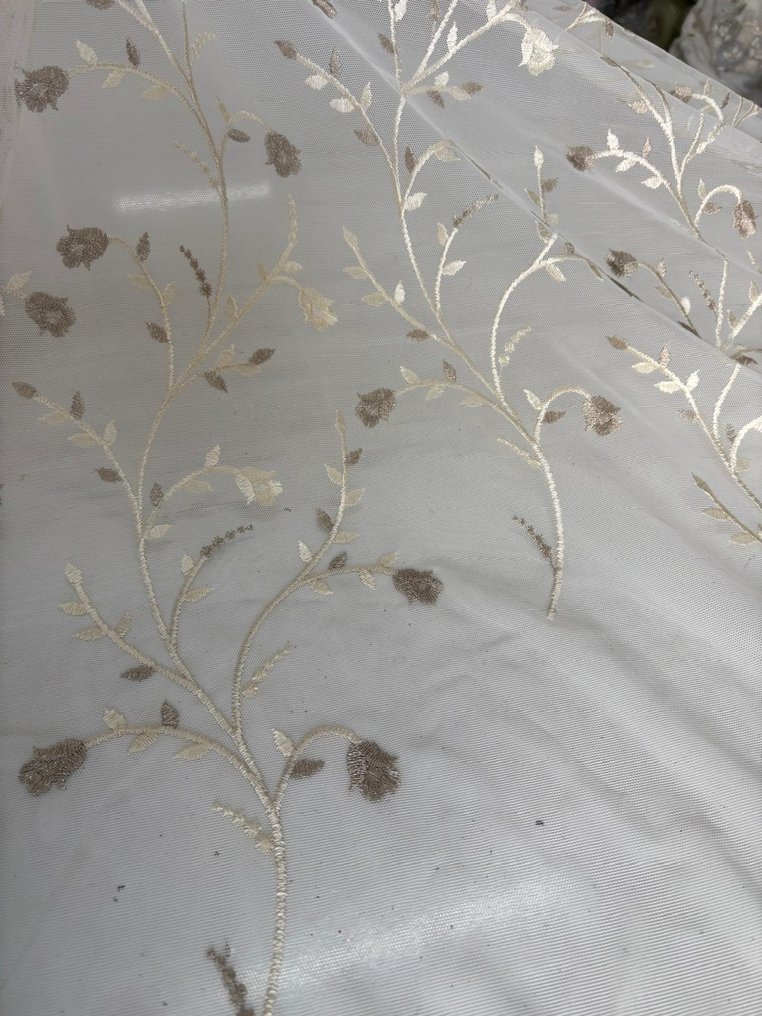 Πολυτελές ύφασμα για κουρτίνα, γαλλικό δαντέλα με κέντημα και ραμμένο τελείωμα στη βάση, με λουλούδι - Ύφασμα κουρτίνας  - 400 cm - 300 cm #4.3