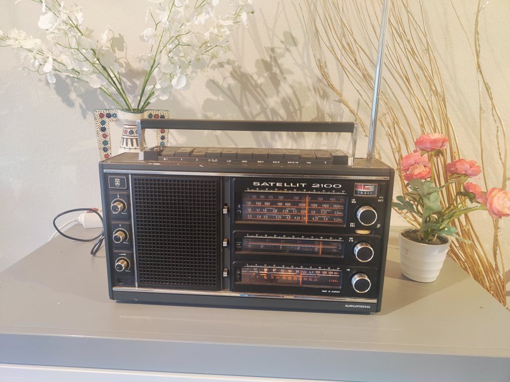 Grundig - Satellite 2100 世界广播电台 #1.0