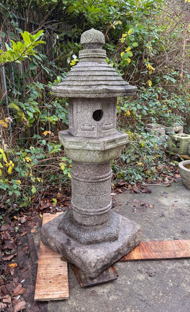 Φανάρι κήπου με βάθρο 立ち灯籠 (tachi’dôrô) - shihôbutsu 四方仏 - Πέτρα, Γρανίτης - Ιαπωνία - 19ος αιώνας (Ὁ Πολύς Εδό περίοδος/Αρχή Μητζίου περιόδου) #4.3