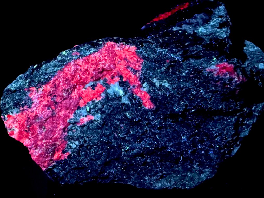 Colecție uimitoare de minerale fluorescente cu ultraviolete de lungă undă, extrem de luminoase. Fluorescent- 1071 g - (5) #4.3