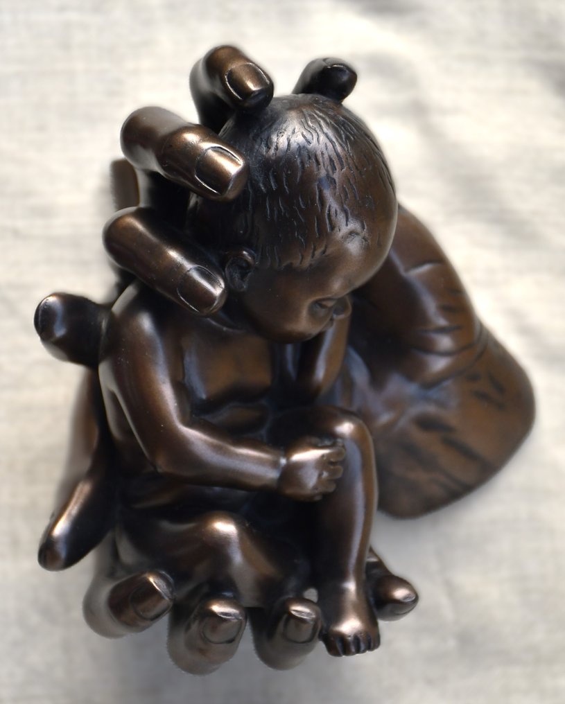 Oliver Tupton - 雕塑, "In Loving Hands" - 13 cm - Cold cast bronze #3.2