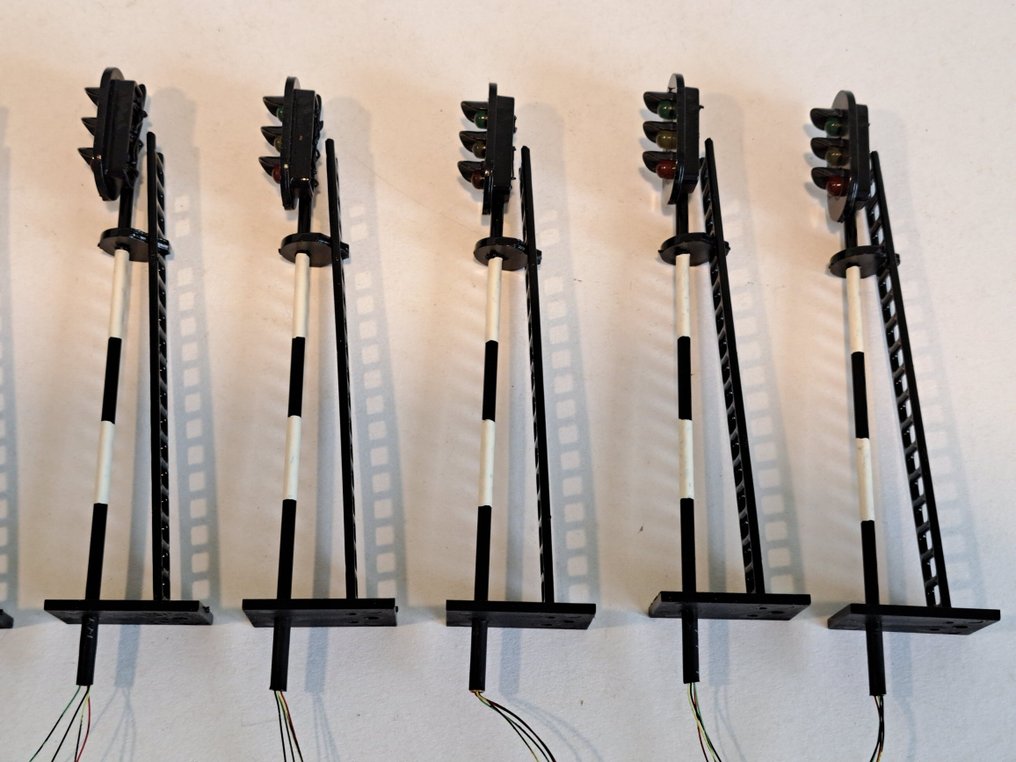 Seinen 0, 1 - 模型火車燈光 (10) - 10 个 Lichtseinen NL 绿色/黄色/红色，用于‘左侧’的安装。 - NS #2.1