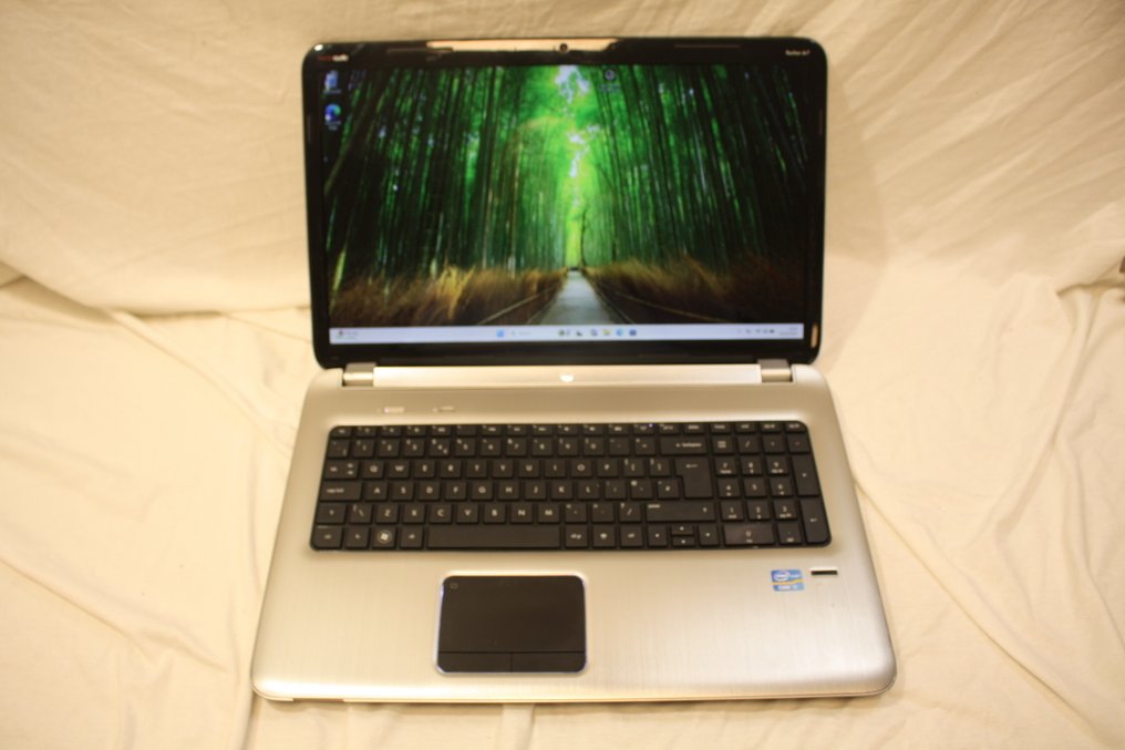 Powerful multimedia notebook: HP Pavilion dv7 - Intel Core i7-2670QM Quadcore CPU, 8GB RAM, 256GB SSD - Bærbar computer - Radeon HD 7400M - Windows 11 #1.0