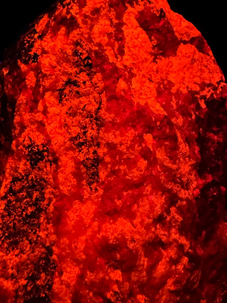 Extremely bright and large dolomite and calcite. Fluorescent - Height: 7.5 cm - Width: 6.5 cm- 435 g #1.0