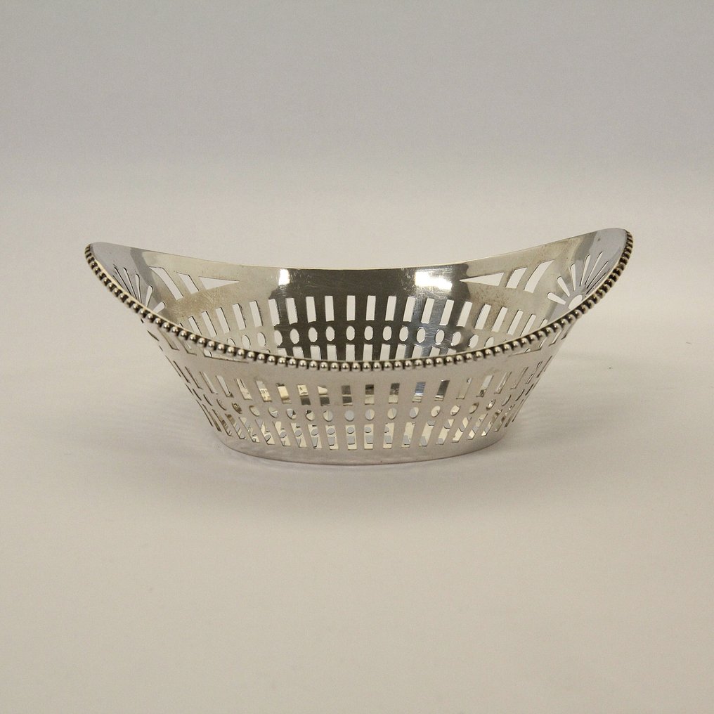 Ajour gezaagde bonbonmand - HANDWERK - Presburg Haarlem - Cestino per le caramelle - Modello di barca con bordo di perle. - .835 argento - Interamente in argento #1.0