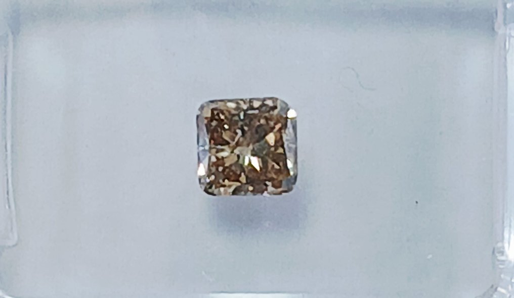 Ingen reservasjonspris - 1 pcs Diamant (Naturfarget) - 0.56 ct - Pute - Fancy Brun Gul - SI1 - Det internasjonale gemologiske institutt (IGI) #1.0