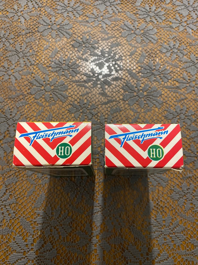 Fleischmann H0 - 1401, 1403 - Model train (2) - Two Fleischmann HO passenger wagons in original boxes. Boxes marked 1401 and 1403. Condition: good. #3.2