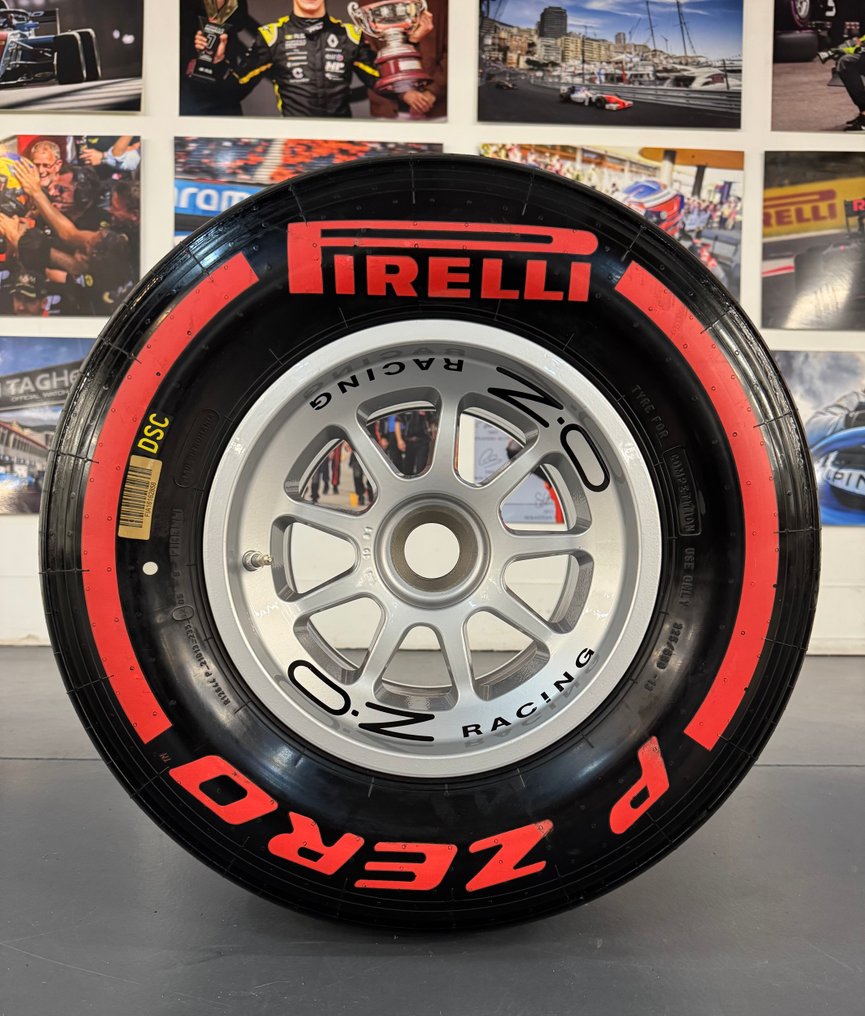 Tyre complete on wheel - Pirelli - O.Z - Formule 1 **** NO RESERVE **** #3.2