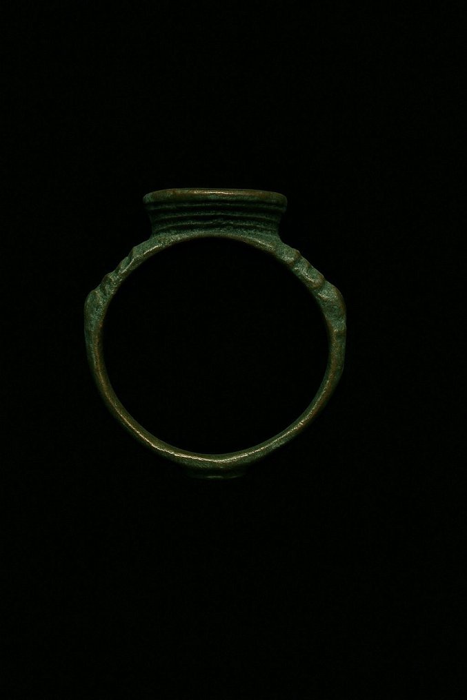 Medieval Crusader Period Bronze Very Beautiful Signet Ring  (No reserve price) #3.2