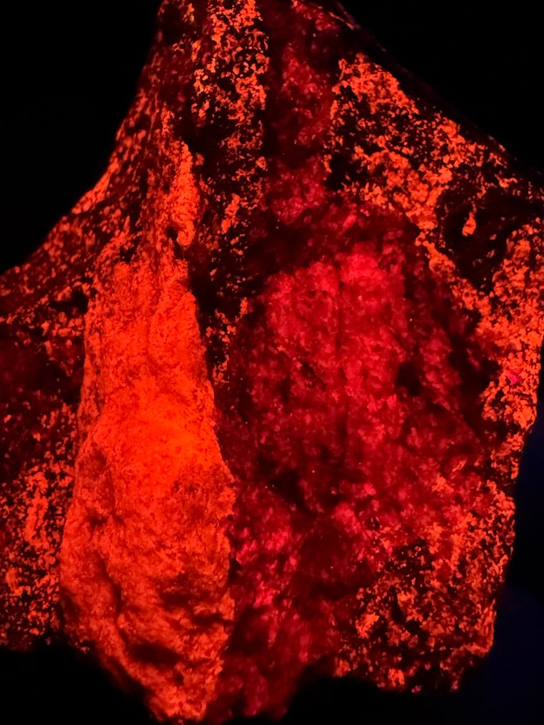 Extremely bright and large dolomite and calcite. Fluorescent - Height: 7.5 cm - Width: 6.5 cm- 435 g #2.1