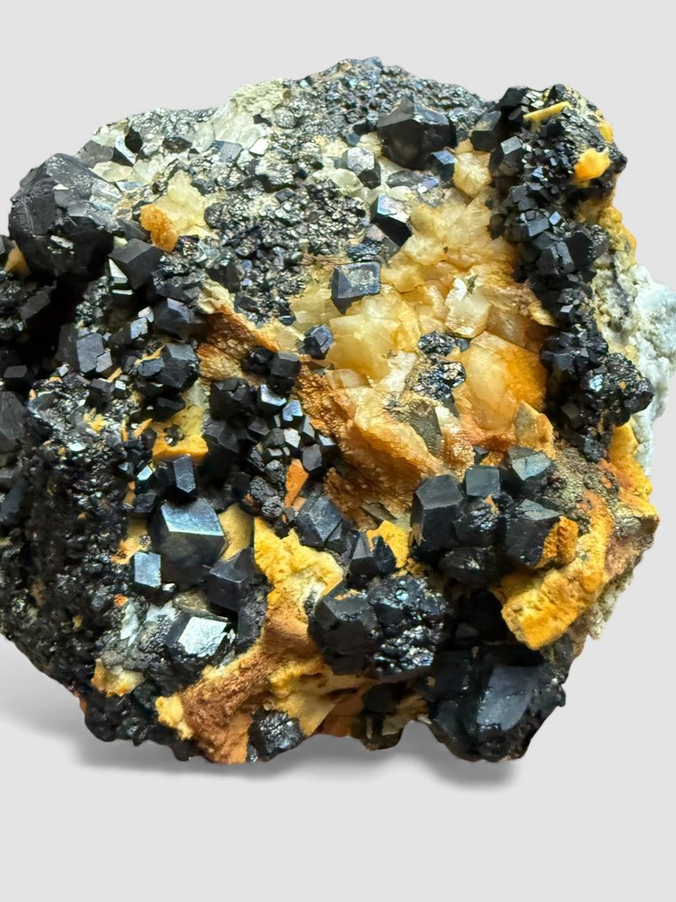 Magnetite Cristalli su matrice - Altezza: 7 cm - Larghezza: 6 cm- 610 g #1.0
