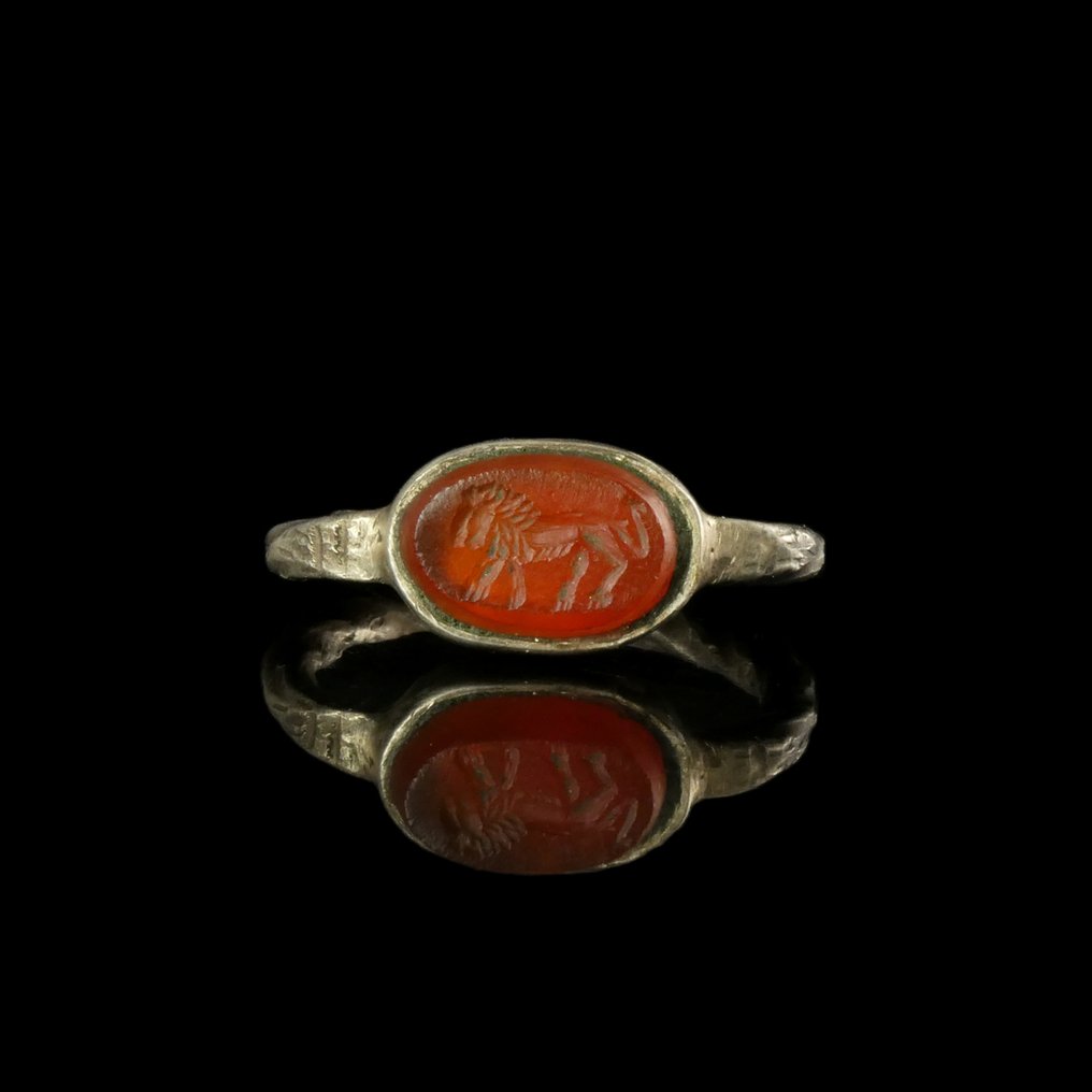 Αρχαία Ρωμαϊκή Ασημί Δαχτυλίδι με ημίπολύτιμο λίθο χαλκηδόνιο και ανάγλυφο λιοντάρι. #3.2