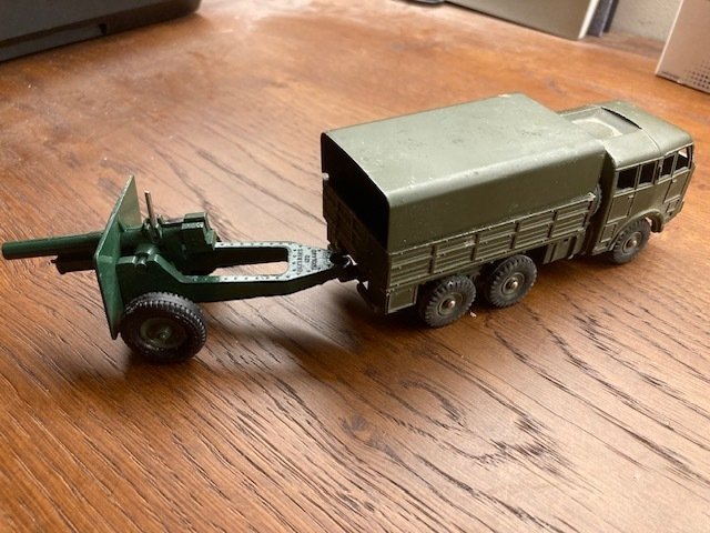 Dinky Toys, Meccano 1:43 - Model pojazdu wojskowego (2) - Camion militaire Berliet tous terrains (Dinky Toys réf. 818) + canon en remorque #1.0