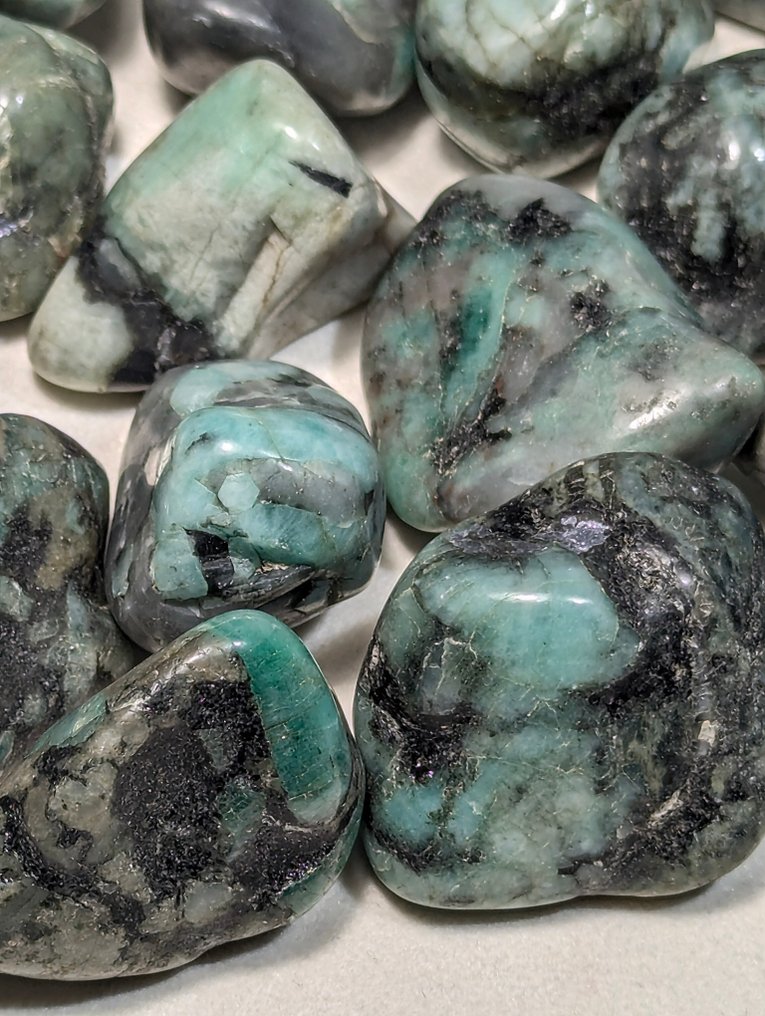 0,517 kg - Polerede sten, stort parti af store naturlige røgede smaragd i matrix fra Brasilien Tumlet - Højde: 45 mm - Bredde: 30 mm- 517 g - (18) #1.0