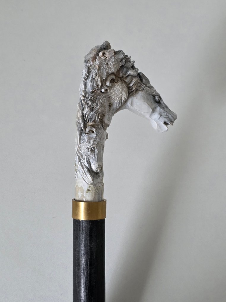 Inheems Amerikaanse met Dieren - Handsnijwerk Laska - Hertengewei, ok. 1900 #2.1