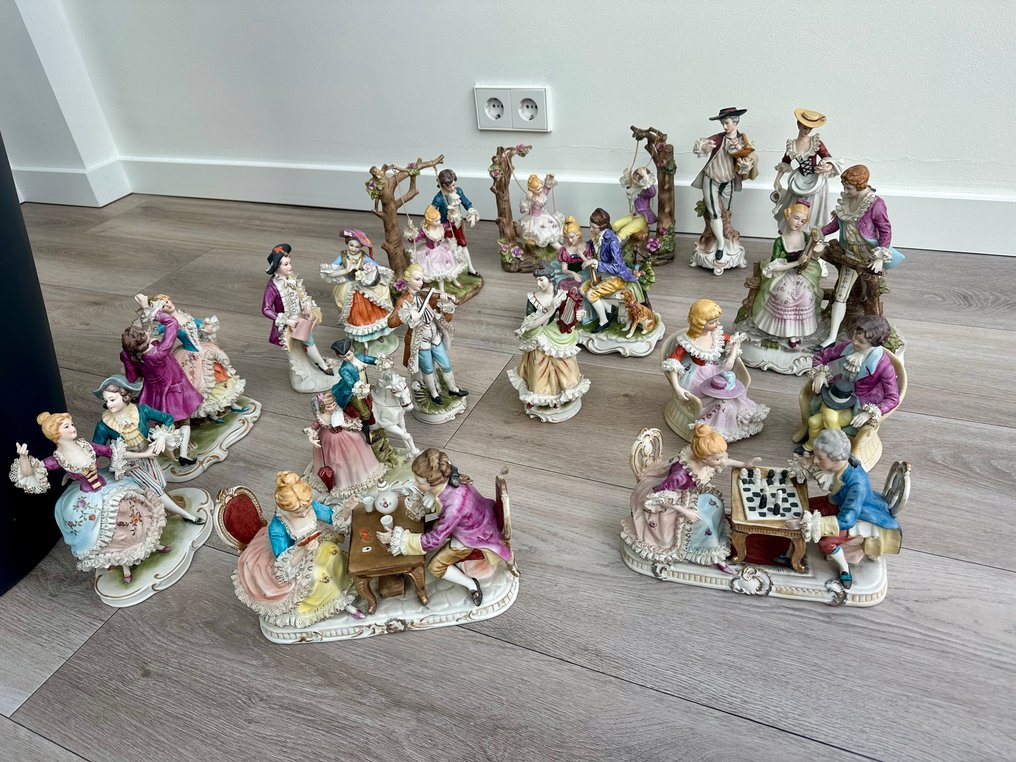 小塑像 - 18 delige Rococo porseleinen beeldjes set (15) - 瓷器 #1.0