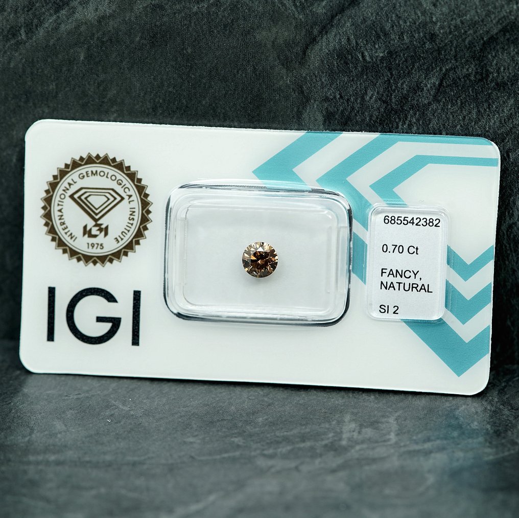 1 pcs Diamond  (Natural coloured)  - 0.70 ct - Round - Fancy intense Yellowish Brown - SI2 - International Gemological Institute (IGI) - Cognac Color #1.0