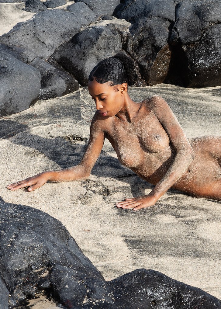 Dominique Robelin - allongée sur le sable #1.0