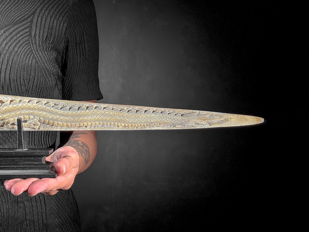 无底价 - 大号风化剑鱼獠牙，配底座 - 龙虎图案 喙 - Xiphias Gladius - 14 cm - 82 cm - 6 cm- 非《瀕臨絕種野生動植物國際貿易公約》物種 #3.2