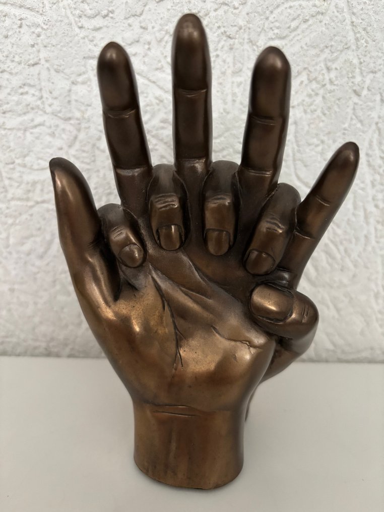 Oliver Tupton - Statue, Interlocking fingers - 17 cm - Koldmalet bronze #1.0