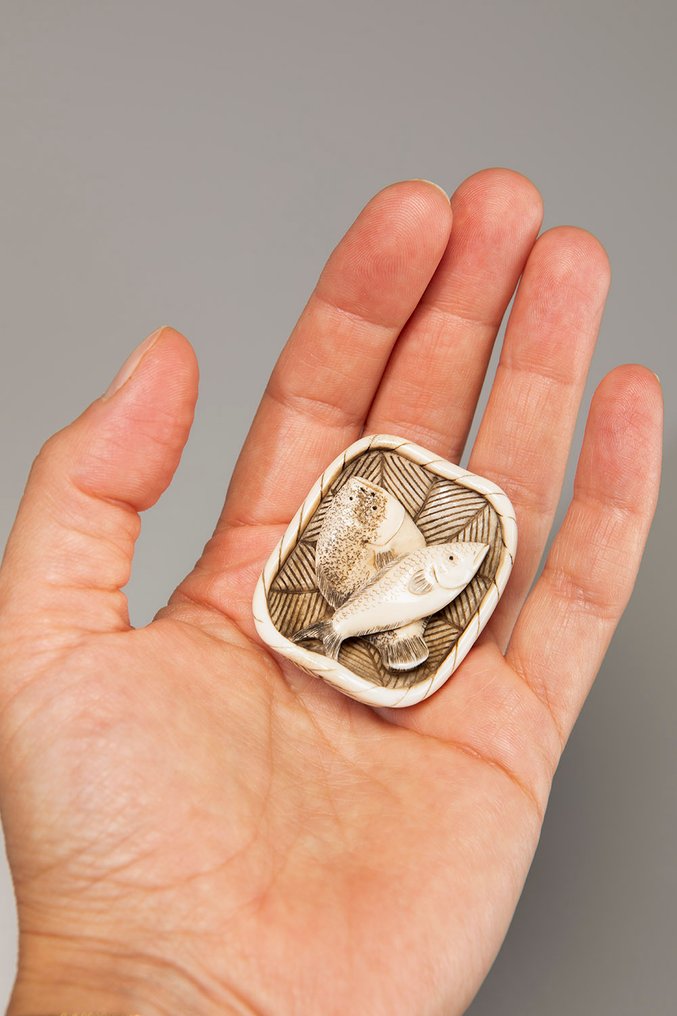 一件象牙制的 netsuke，描绘一个装满鱼的篮子。 - 象牙 - 日本 - 明治时期（19世纪后期） #3.2