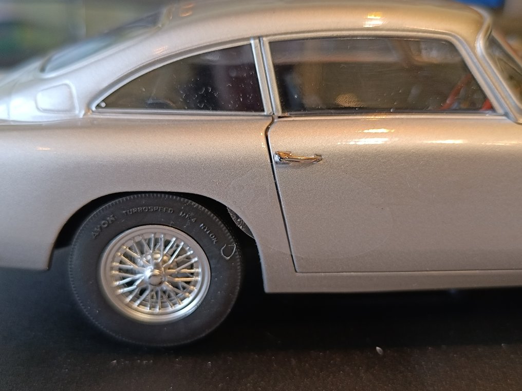 Solido 1:18 - Voiture miniature - James Bond Aston Martin DB5 1/18 scale Solido #4.3