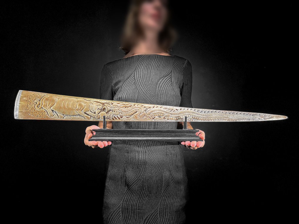 无底价 - 大号风化剑鱼獠牙，配底座 - 龙虎图案 喙 - Xiphias Gladius - 14 cm - 82 cm - 6 cm- 非《瀕臨絕種野生動植物國際貿易公約》物種 #1.0