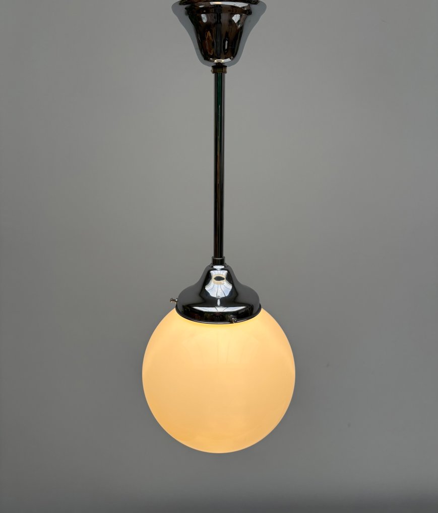 吸顶灯 - 玻璃, 镀铬 - 镀铬黄铜和镀铬钢制吊灯，配有白色圆形乳白色玻璃灯罩。 #4.3