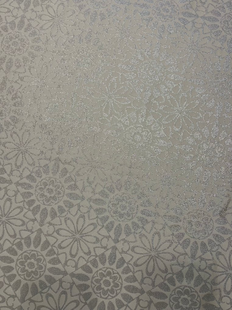 Fantastisk juleduk for store bordsettinger. Sølvfarget blomsterdekor. - Duk - 240 cm - 140 cm #4.3